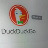 DuckDuckGo bị chặn do người dùng thường xuyên khiếu nại về tình trạng xuất hiện tràn lan các nội dung cờ bạc, khiêu dâm trực tuyến trong kết quả tìm kiếm của công cụ này. (Nguồn: Independent)