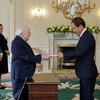 Đại sứ Đỗ Minh Hùng trình Thư Ủy nhiệm lên Tổng thống Ireland Micheal D. Higgins. (Ảnh: TTXVN phát)