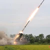 Triều Tiên thử nghiệm hệ thống phóng rocket đa nòng (MRLS) 240 mm nâng cấp dưới sự giám sát của nhà lãnh đạo Kim Jong Un, ngày 27/8/2024. (Ảnh: Yonhap/TTXVN)