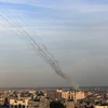 Rocket được phóng về phía lãnh thổ Israel. (Ảnh: AFP/TTXVN)