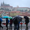 Người dân di chuyển dưới trời mưa tại Praha, Cộng hòa Séc ngày 13/9/2024. (Ảnh: THX/TTXVN)