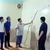 Đoàn công tác kiểm tra tình hình thiệt hại tại nhà dân trên địa bàn huyện Sốp Cộp. (Ảnh: TTXVN phát)