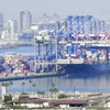 Hoạt động tại cảng hàng hóa Long Beach ở California, Mỹ. (Ảnh: AFP/TTXVN)