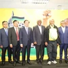 Chủ tịch đảng ANC, Tổng thống Nam Phi Cyril Ramaphosa cùng Đoàn Đại biểu Đảng Cộng sản Việt Nam tại trụ sở đảng. (Ảnh: Hồng Minh/TTXVN)