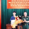 Đại tá Trịnh Thanh Bình, Chỉ huy trưởng Bộ đội Biên phòng Quảng Bình biểu dương thành tích của Nguyễn Anh Vũ khi đậu vào Học viện Biên phòng. (Ảnh: TTXVN phát)