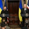 Tổng thống Mỹ Joe Biden (phải) và người đồng cấp Ukraine Volodymyr Zelensky. (Ảnh: AFP/TTXVN)