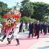 Chủ tịch Quốc hội Trần Thanh Mẫn đặt vòng hoa tại Đài tưởng niệm các liệt sỹ vô danh. (Ảnh: Xuân Tú/TTXVN)