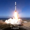 Tên lửa đẩy Falcon 9 của Công ty vũ trụ SpaceX mang theo vệ tinh trinh sát quân sự đầu tiên của Hàn Quốc rời bệ phóng tại Căn cứ Lực lượng vũ trụ Vanderberg ở bang California (Mỹ) ngày 1/12/2023. (Ảnh: AFP/TTXVN)