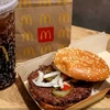 Các nhà hàng McDonald's tại 13 bang bị ảnh hưởng đã tạm thời đưa sản phẩm Quarter Pounder ra khỏi thực đơn, mặc dù các món khác, trong đó có các loại burger thịt bò khác, vẫn được bán. (Nguồn: USA Today)