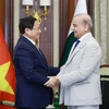 Thủ tướng Phạm Minh Chính gặp Thủ tướng Pakistan Shehbaz Sharif. (Ảnh: Dương Giang/TTXVN)