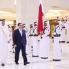 Thủ tướng Phạm Minh Chính và Thủ tướng Nhà nước Qatar Sheikh Mohammed bin Abdulrahman bin Jasim Al-Thani duyệt đội danh dự. (Ảnh: Dương Giang/TTXVN)