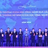 Bí thư Trung ương Đoàn Nguyễn Minh Triết trao Giải thưởng Khoa học công nghệ Quả Cầu Vàng cho các tài năng trẻ. (Ảnh: Minh Đức/TTXVN)