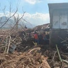 Người dân thu dọn đống đổ nát sau khi bão Usagi quét qua tỉnh Cagayan, Philippines ngày 15/11/2024. (Ảnh: REUTERS/TTXVN)