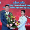 Đại sứ Việt Nam tại Nhật Bản Phạm Quang Hiệu chúc mừng bà Đỗ Khánh Hân, Chủ tịch Hiệp hội Văn hóa Nghệ thuật truyền thống Việt Nam tại Nhật Bản. (Ảnh: Nguyễn Tuyến/TTXVN)