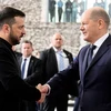 Tổng thống Ukraine Volodymyr Zelensky (trái) đón Thủ tướng Đức Olaf Scholz tại Kiev. (Ảnh: Getty Images/TTXVN)