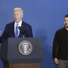 Tổng thống Mỹ Joe Biden (trái) và Tổng thống Ukraine Volodymyr Zelensky tại Hội nghị thượng đỉnh NATO ở Washington ngày 11/7/2024. (Ảnh: Kyodo/TTXVN)