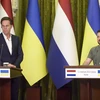 Tổng thống Ukraine Volodymyr Zelensky (phải) và Tổng Thư ký NATO Mark Rutte. (Ảnh: THX/TTXVN)