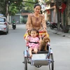 Trẻ em Hà Nội thích thú với dịch vụ cho thuê xích lô mini