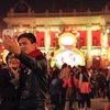 [Photo] Tấp nập dòng người đổ về trung tâm Hà Nội đón chào năm mới