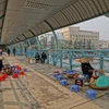 [Photo] Bức xúc với cảnh bán hàng rong trên cầu vượt đi bộ