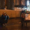 [Photo] Người lao động nhọc nhằn mưu sinh trong đêm mưa rét