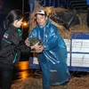 [Photo] Trắng đêm đội mưa bán hàng tấn dưa cho nông dân đất Quảng