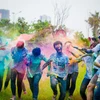 [Photo] Học sinh Hà Nội hóa “tắc kè hoa” trong trận chiến bột màu 