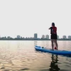 [Photo] Lướt ván trên mặt hồ Tây với môn chèo thuyền SUP độc đáo 