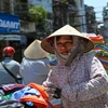 Người lao động oằn mình trong cái nóng bỏng rát giữa Thủ đô. (Ảnh: Minh Sơn/Vietnam+)