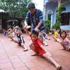 Năm 1995, ông thành lập Câu lạc bộ võ thuật Lam Sơn với tiêu chí ‘dạy võ để rèn đức’. Trải qua 20 năm, hàng ngàn võ sinh do chính ông dạy đã thành tài và em nhiều giải cao trong các kỳ thi võ thuật quốc gia. (Ảnh: Minh Sơn/Vietnam+)