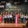 Các giảng viên, các nhà báo điều tra được vinh danh trong 'Festival báo chí điều tra' vì những đóng góp trong suốt quá trình thực hiện dự án.(Ảnh: Minh Sơn/Vietnam+)