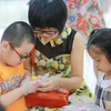Những năm gần đây, một số trường học trên địa bàn Thủ đô Hà Nội đã khéo léo lồng ghép các giá trị văn hóa qua lớp học làm bánh Trung thu truyền thống cho trẻ em. (Ảnh: Minh Sơn/Vietnam+)