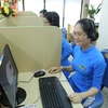 Các điện thoại viên thường trực 24/24h để phục vụ khách hàng một cách tốt nhất. (Ảnh: Minh Sơn/Vietnam+)