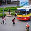 Giật mình khi chiếc xe buýt ầm ầm lao tới. (Ảnh: Minh Sơn/Vietnam+)
