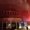 Khoảng 22 giờ, một vụ cháy đã xảy ra tại tòa chung cư Vimeco nằm trên đường Nguyễn Chánh (Cầu Giấy). (Ảnh: Minh Sơn/Vietnam+)