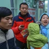Chị Thu Hòa (Mai Động, quận Hoàng Mai) bức xúc khi xếp hàng từ 4 giờ 30 mà vẫn không tiêm được cho con. (Ảnh: Minh Sơn/Vietnam+)
