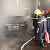 Một chiếc ô tô bị cháy rụi trong gara. (Ảnh: PV/Vietnam+)