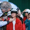 Đại sứ Mỹ vui mừng khi tận tay trao những chiếc mũ bảo hiểm cho những em nhỏ tại làng trẻ SOS. (Ảnh: PV/Vietnam+)