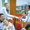 Ngài Ted Osius bắt tay anh Nguyễn Quang Thắng, một bệnh nhân đang điều trị tại bệnh viện. (Ảnh: Minh Sơn/Vietnam+)