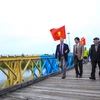 Đại sứ Mỹ bước qua vạch trắng kẻ ngang. Trong quá khứ, đây là ranh giới phân chia 2 nửa cây cầu Hiền Lương cũng là chia nửa đất nước. (Ảnh: Minh Sơn/Vietnam+)