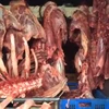 Khoảng 400kg thịt bò không có nguồn gốc xuất xứ đang chuẩn bị ‘xâm nhập’ vào Thủ đô. (Ảnh: PV/Vietnam+)