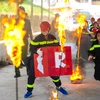 Hình ảnh các chiến sỹ cứu hỏa ‘nhí’ đang vượt qua đám cháy để bảo vệ tài sản. (Ảnh: Minh Sơn/Vietnam+)