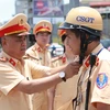 Trưa ngày 14/6, Đại tá Đào Vịnh Thắng – Trưởng phòng CSGT Hà Nội đã ra các bốt giao thông động viên chiến sỹ đang căng mình làm việc dưới trời nắng nóng 40 độ C. 
