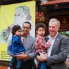 Gia đình đại sứ Mỹ tham gia lễ Vu Lan với mong muốn các con mình có thể cảm nhận được một nét văn hoá truyền thống của người Việt Nam. (Ảnh: Minh Sơn/Vietnam+)
