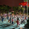 Tối 1/9, quanh hồ Hoàn Kiếm đã diễn ra các chương trình văn hóa nghệ thuật phục vụ nhân dân và du khách tham quan. (Ảnh: Minh Sơn/Vietnam+)