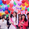 Người đẹp đã cùng hàng trăm bạn học sinh trường Việt Đức thả bóng bay trong ngày lễ khai trường đầy ý nghĩa. (Ảnh: Minh Sơn/Vietnam+)