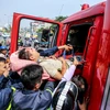 Lực lượng phòng cháy chữa cháy quận Đống Đa đưa người bị tai nạn đi cấp cứu bằng xe cứu hoả. (Ảnh: Minh Sơn/Vietnam+)