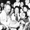 Bác Hồ với các cháu học sinh trường Trưng Vương, Hà Nội, vào năm 1956 (Ảnh tư liệu)