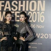 Hoa hậu Đỗ Mỹ Linh và Á hậu Thanh Tú với phong cách cá tính đã cùng nhau so dáng trên thảm đỏ. (Ảnh: PV/Vietnam+)