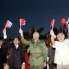 Tổng Bí thư Nông Đức Mạnh và Chủ tịch Fidel Castro tham dự cuộc mít tinh được tổ chức tại Trường Đại học Tin học với sự tham gia của 5.000 sinh viên Cuba ngày 8/3/2004. (Ảnh: Xuân Tuân - TTXVN)